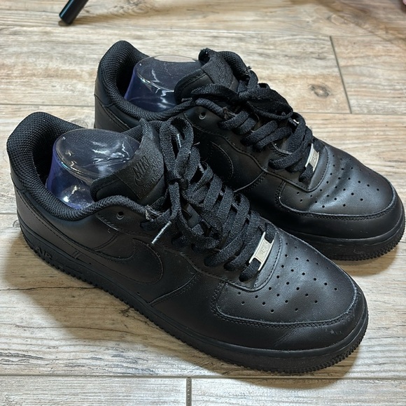 NIKE AIR FORCE 1 '07 LOW TRIPLE BLACK CASUAL MEN'S SHOES SIZE 10.5 CW2288-001 - Picture 1 of 9